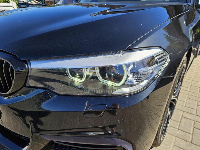 BMW 5-SERIE 530e iPerformance High Executive stoel/stuurverwarming. alcantara. m sport velgen. camera.