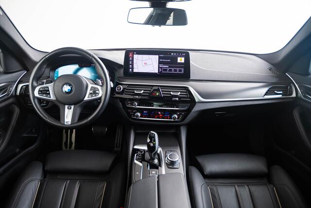 BMW 5-SERIE Touring 530i High Executive M Sport - Panoramdak - Driving Assistant Professional - head up - Comfortstoelen - Stoelverwarming voor/achter - Comfort Access - BMW Laserlight - Interieurvoorverwarming -