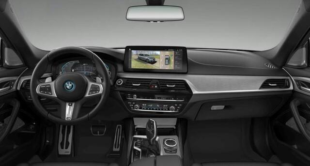 BMW 5-SERIE Touring 530e xDrive M Sport - Panoramadak - Soft Close - Parking Assistant Plus - Harman Kardon - Stoelventilatie - Comfortstoelen - Stuurwielrand verwarmd - stoelverwarming voor/achter -