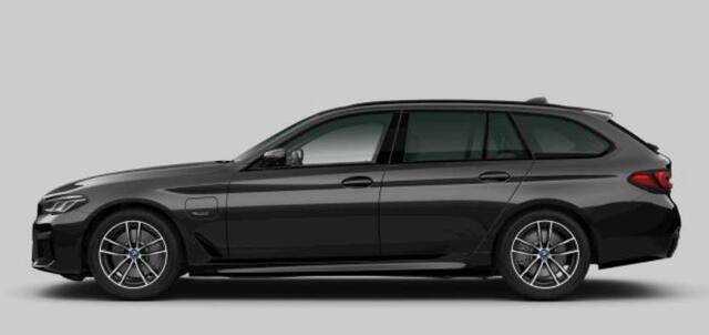 BMW 5-SERIE Touring 530e xDrive M Sport - Panoramadak - Soft Close - Parking Assistant Plus - Harman Kardon - Stoelventilatie - Comfortstoelen - Stuurwielrand verwarmd - stoelverwarming voor/achter -