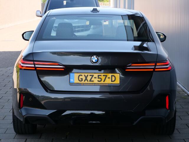 BMW 5-SERIE 520i 208 Pk Automaat M-pakket / Leer / Navi / DAB / Apple Carplay / Stoelkoeling