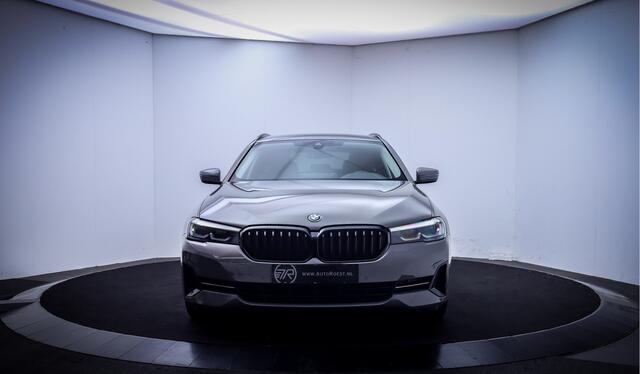 BMW 5-SERIE Touring 520e 204Pk BUSINESS Edition Plus SOH 97% | FULL LED | LEDER | CAMERA | STOELVERW | ELEK TREKHAAK | LMV