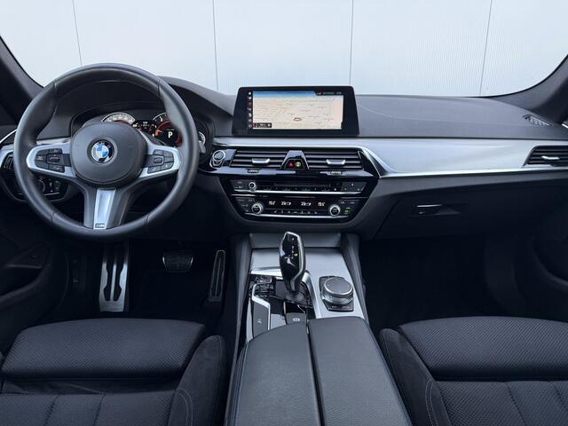 BMW 5-SERIE 520i Executive Automaat M-Pakket/Trekhaak/LED.