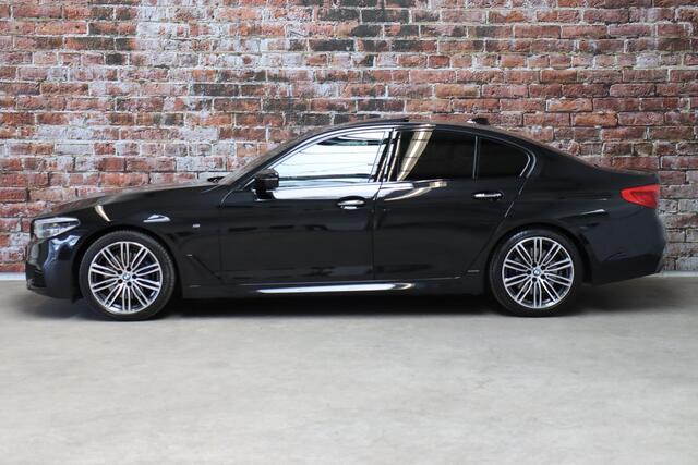 BMW 5-SERIE 530i High Executive M Sport Pakket Automaat / Navigatiesysteem Professional / Schuif-/kanteldak / Harman Kardon / Stoelverwarming / Adaptieve Cruise Control / Apple Carplay / Achteruitrijcamera / Stuurwielverwarming / Head-Up Display / Trekhaak /