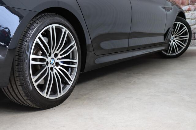 BMW 5-SERIE 530i High Executive M Sport Pakket Automaat / Navigatiesysteem Professional / Schuif-/kanteldak / Harman Kardon / Stoelverwarming / Adaptieve Cruise Control / Apple Carplay / Achteruitrijcamera / Stuurwielverwarming / Head-Up Display / Trekhaak /