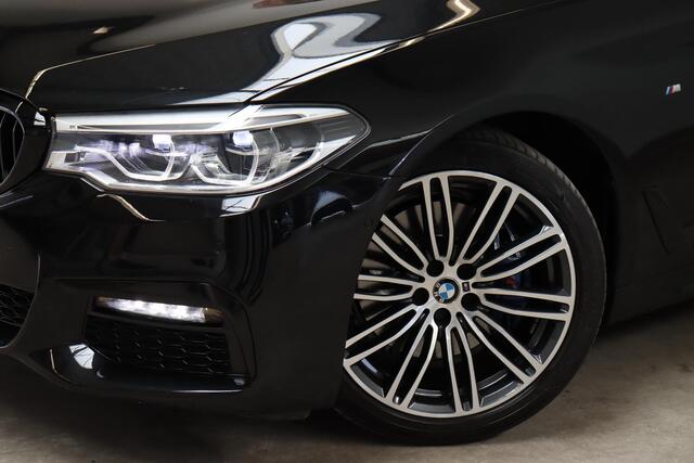 BMW 5-SERIE 530i High Executive M Sport Pakket Automaat / Navigatiesysteem Professional / Schuif-/kanteldak / Harman Kardon / Stoelverwarming / Adaptieve Cruise Control / Apple Carplay / Achteruitrijcamera / Stuurwielverwarming / Head-Up Display / Trekhaak /