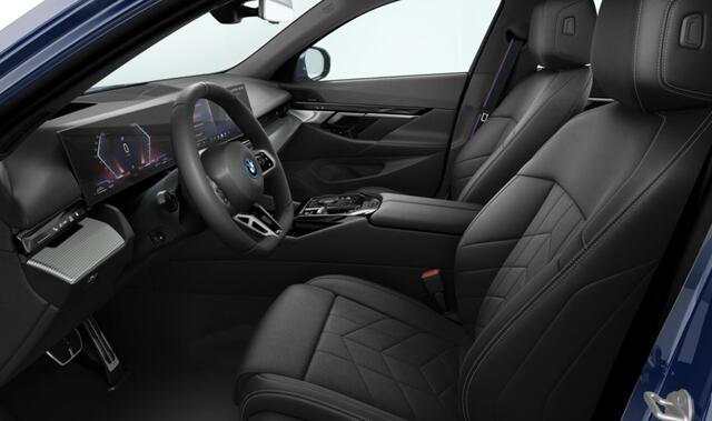BMW 5-SERIE Touring 530e | M sportpakket + Pro | Elektrische trekhaak | Glazen panoramadak | Driving Assistant | Travel pack | Comfort Pack |