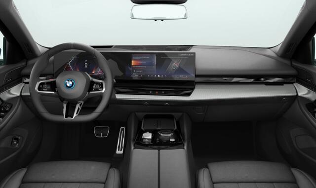 BMW 5-SERIE Touring 530e | M sportpakket + Pro | Elektrische trekhaak | Glazen panoramadak | Driving Assistant | Travel pack | Comfort Pack |