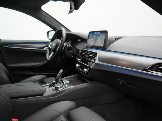 BMW 5-SERIE Touring 530e M Sport PHEV 293pk Dealer O.H. | Trekhaak Af Fabriek | Panodak | Head Up | Adaptive Cruise | Camera | Lederen Sportstoelen Memory & Verwarmd | Sfeerverlichting | Blis | Stuur Verwarmd | Apple Carplay | Navigatie | DAB | Plug In Hybrid |