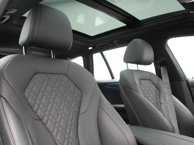 BMW 5-SERIE Touring 530e M Sport PHEV 293pk Dealer O.H. | Trekhaak Af Fabriek | Panodak | Head Up | Adaptive Cruise | Camera | Lederen Sportstoelen Memory & Verwarmd | Sfeerverlichting | Blis | Stuur Verwarmd | Apple Carplay | Navigatie | DAB | Plug In Hybrid |