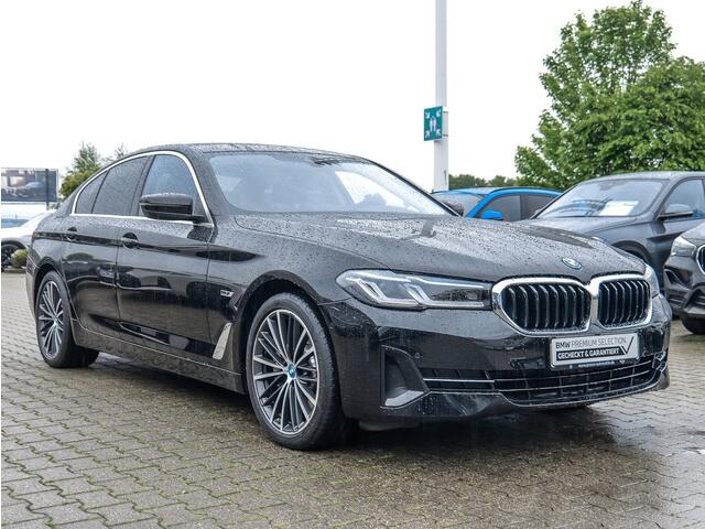 BMW 5-SERIE 530e Limousine ** LASER, LEDER, NAVI+, HuD, 19-inch LMV, KEYLESS, ALARM ** UNFALLFREI ** ** INFORMEER OOK NAAR ONZE AANTREKKELIJKE FINANCIAL-LEASE TARIEVEN **