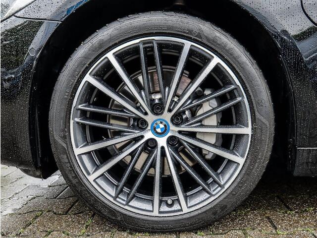 BMW 5-SERIE 530e Limousine ** LASER, LEDER, NAVI+, HuD, 19-inch LMV, KEYLESS, ALARM ** UNFALLFREI ** ** INFORMEER OOK NAAR ONZE AANTREKKELIJKE FINANCIAL-LEASE TARIEVEN **