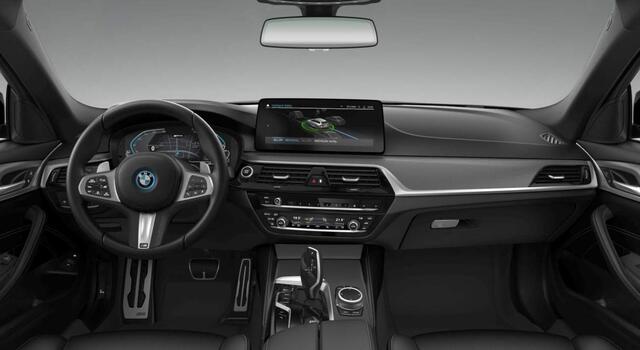 BMW 5-SERIE Touring 530e M-Sport | Panoramadak | CoPilot | Head Up