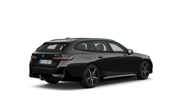 BMW 5-SERIE Touring 530e | M Sport Pro | Panorama Dak | Innovation Pack | Travel Pack | Comfort Pack Elektr. Trekhaak | 20" LM Sterspaak 938M | Stuurwiel verwarmd | Driving Assistant Plus
