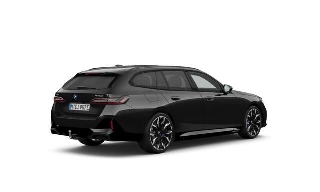 BMW 5-SERIE Touring 550e xDrive | M Sport Pro | Panorama Dak | Innovation Pack | Comfort Pack | 21 inch LM Individual | Elektr. Trekhaak | Driv.Ass. Professional | Bowers & Wilkins | Stuurwiel Verwarmd