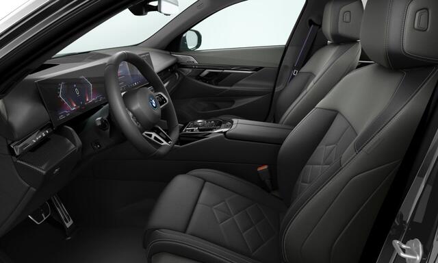 BMW 5-SERIE Touring 550e xDrive | M Sport Pro | Panorama Dak | Innovation Pack | Comfort Pack | 21 inch LM Individual | Elektr. Trekhaak | Driv.Ass. Professional | Bowers & Wilkins | Stuurwiel Verwarmd