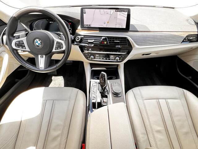 BMW 5-SERIE 530e xDrive Luxury Line / Dealer onderhouden / Accu SoH 90 % / EAER 52 km / 2.000 kg Elektrische trekhaak / Elektrische stoelen & klep / Stuur- en stoelverwarming / Apple Carplay Android / 18" LM wielen & All Season banden /