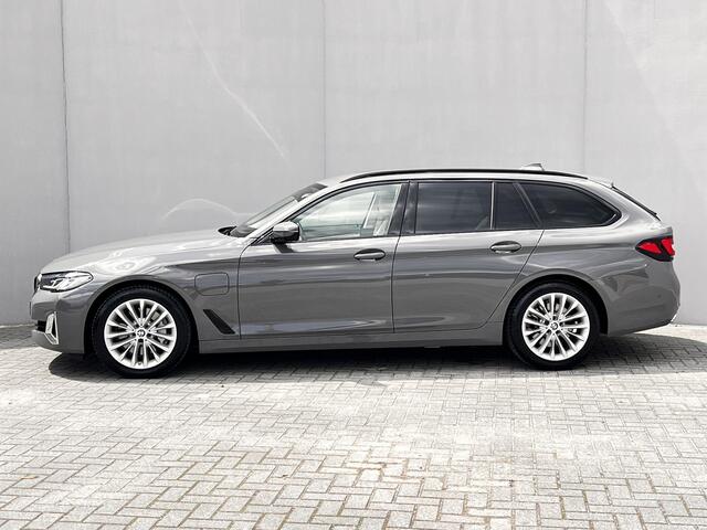 BMW 5-SERIE 530e xDrive Luxury Line / Dealer onderhouden / Accu SoH 90 % / EAER 52 km / 2.000 kg Elektrische trekhaak / Elektrische stoelen & klep / Stuur- en stoelverwarming / Apple Carplay Android / 18" LM wielen & All Season banden /