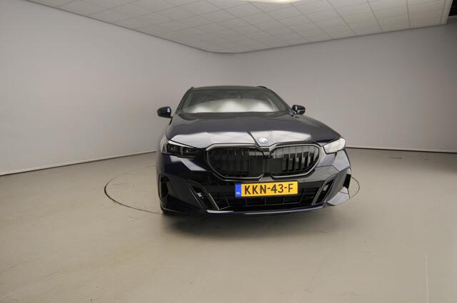 BMW 5-SERIE Touring 550e xDrive M-Sportpakket Pro / Panoramadak / Trekhaak / Driving assist Prof / Adaptief Onderstel / Comfortstoelen / Bowers & Wilkins / Alu wielen 20 inch