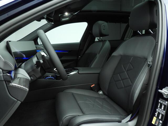BMW 5-SERIE Touring 550e xDrive M-Sportpakket Pro / Panoramadak / Trekhaak / Driving assist Prof / Adaptief Onderstel / Comfortstoelen / Bowers & Wilkins / Alu wielen 20 inch