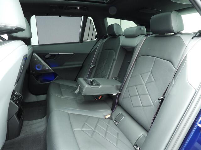 BMW 5-SERIE Touring 550e xDrive M-Sportpakket Pro / Panoramadak / Trekhaak / Driving assist Prof / Adaptief Onderstel / Comfortstoelen / Bowers & Wilkins / Alu wielen 20 inch