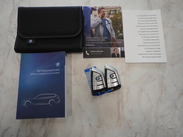 BMW 5-SERIE Touring 530e | LED Grille | Leder | Harman/Kardon | Keyless | Adaptive Cruise | Sfeerlicht