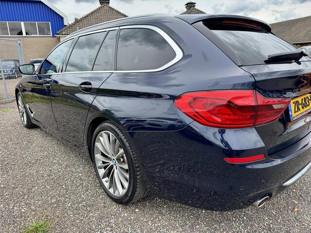 BMW 5-SERIE Touring 520i High Executive Edition G31 | Panorama | Head-Up Display | Trekhaak | Comfortstoelen | CarPlay
