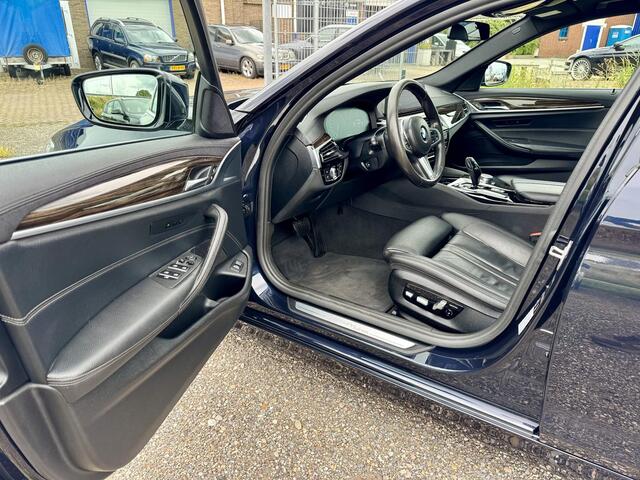 BMW 5-SERIE Touring 520i High Executive Edition G31 | Panorama | Head-Up Display | Trekhaak | Comfortstoelen | CarPlay
