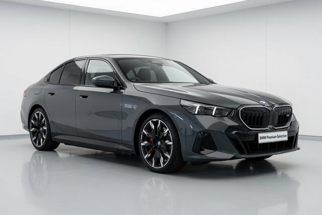 BMW 5-SERIE 550e xDrive | Individual Grigio Telesto | 21" | M-Stoelen | Driv .Ass. Pro | Adaptief M Onderstel Professional | Pano | Parking Pro | Trekhaak
