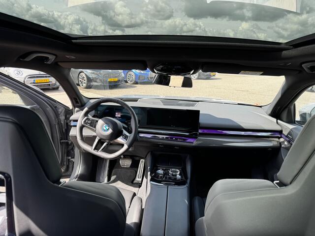 BMW 5-SERIE 550e xDrive | Individual Grigio Telesto | 21" | M-Stoelen | Driv .Ass. Pro | Adaptief M Onderstel Professional | Pano | Parking Pro | Trekhaak