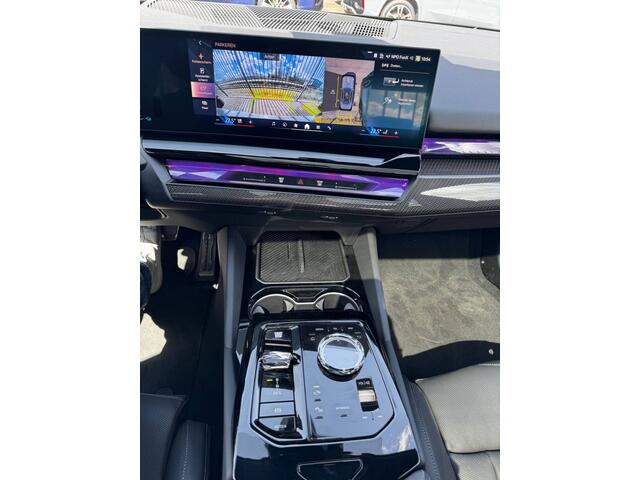 BMW 5-SERIE 550e xDrive | Individual Grigio Telesto | 21" | M-Stoelen | Driv .Ass. Pro | Adaptief M Onderstel Professional | Pano | Parking Pro | Trekhaak