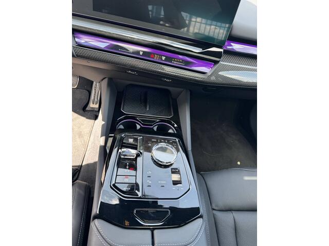 BMW 5-SERIE 550e xDrive | Individual Grigio Telesto | 21" | M-Stoelen | Driv .Ass. Pro | Adaptief M Onderstel Professional | Pano | Parking Pro | Trekhaak