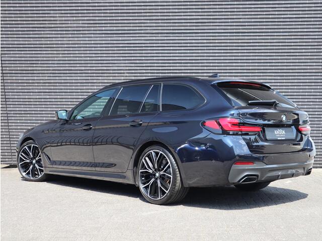 BMW 5-SERIE Touring 530d High Executive M Sport Pakket Automaat / Live Cockpit Professional / Head-Up Display / Panoramadak / Laser / Adaptieve Cruise Control / Stoelverwarming / HiFi / 20 Inch / Sportstoelen voor / DAB