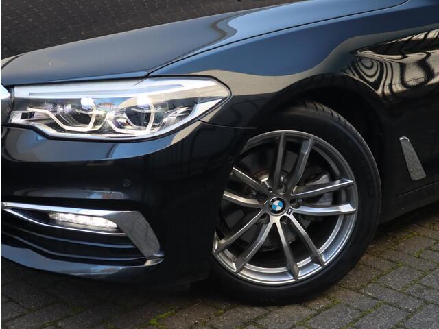 BMW 5-SERIE Sedan 520i High Executive Luxury Line Automaat / Navigatiesysteem Professional / Comfortstoelen / Hifi / LED / Stoelverwarming / Head-Up Display / Neerklapbare Achterbank / Parkeersensoren voor+achter / Chrome Line