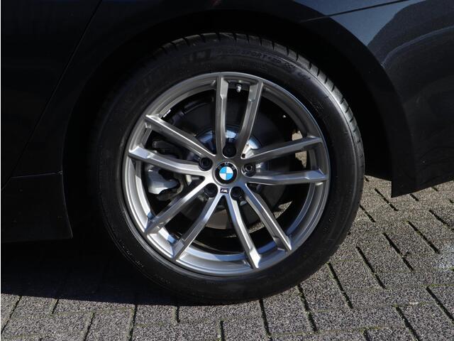 BMW 5-SERIE Sedan 520i High Executive Luxury Line Automaat / Navigatiesysteem Professional / Comfortstoelen / Hifi / LED / Stoelverwarming / Head-Up Display / Neerklapbare Achterbank / Parkeersensoren voor+achter / Chrome Line