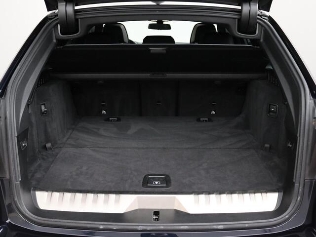 BMW 5-SERIE Touring 530e Business Edition Plus | Laser Koplampen! | Panoramadak | Trekhaak!