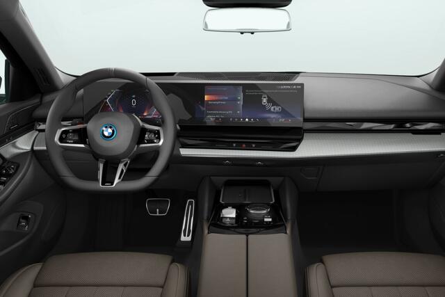 BMW 5-SERIE Sedan 530e M Sport Edition | M Sportpakket Pro | Innovation Pack | Travel Pack | Comfort Pack | Trekhaak