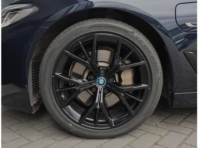BMW 5-SERIE Touring 530e M Sport | Pano | Leer | Stoelverwarming | 19 Inch