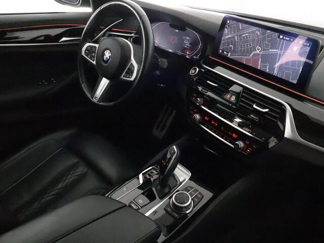 BMW 5-SERIE Touring 530i Business Edition Plus | Schuif-/Kanteldak | Navigatie | Camera | Leder |
