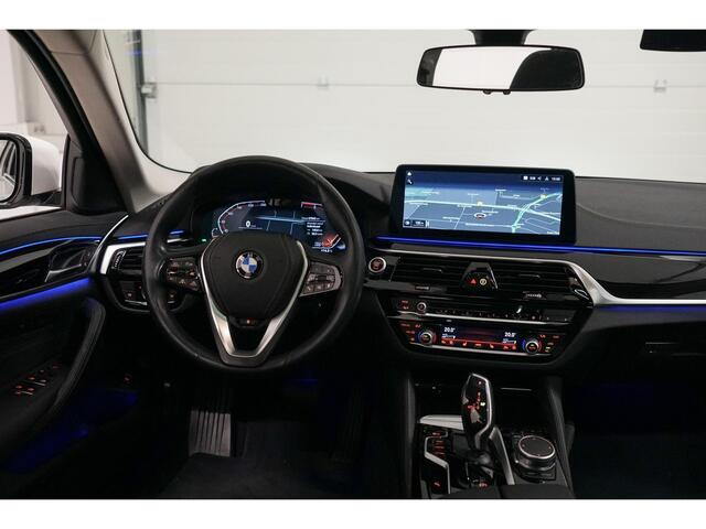 BMW 5-SERIE Touring 530i Panoramadak | Laser | Head Up | Elektr. Trekhaak