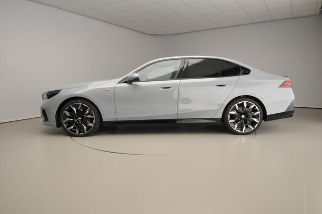BMW 5-SERIE Sedan 520d | M-Sportpakket | LED | Leder | HUD | Trekhaak | Schuifdak | Active cruise | DAB | Bowers & Wilkins sound | Alu 21 inch