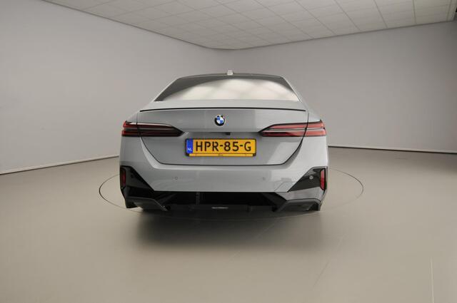 BMW 5-SERIE Sedan 520d | M-Sportpakket | LED | Leder | HUD | Trekhaak | Schuifdak | Active cruise | DAB | Bowers & Wilkins sound | Alu 21 inch