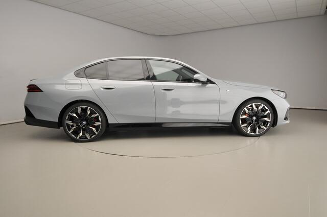 BMW 5-SERIE Sedan 520d | M-Sportpakket | LED | Leder | HUD | Trekhaak | Schuifdak | Active cruise | DAB | Bowers & Wilkins sound | Alu 21 inch
