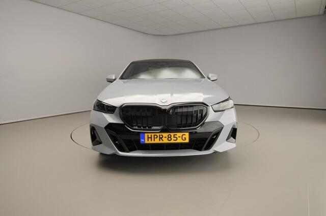 BMW 5-SERIE Sedan 520d | M-Sportpakket | LED | Leder | HUD | Trekhaak | Schuifdak | Active cruise | DAB | Bowers & Wilkins sound | Alu 21 inch
