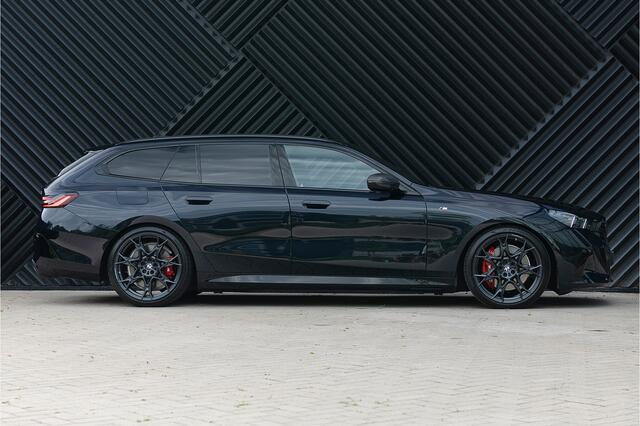 BMW 5-SERIE Touring 550e xDrive M-Sport Pro ACC M Stoel Bowers&Wilkens Pano Acc Headup Stoelvent. Shadow Trekhaak