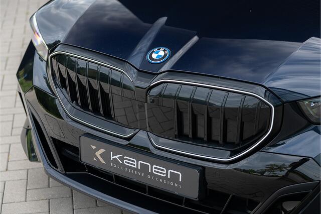 BMW 5-SERIE Touring 550e xDrive M-Sport Pro ACC M Stoel Bowers&Wilkens Pano Acc Headup Stoelvent. Shadow Trekhaak