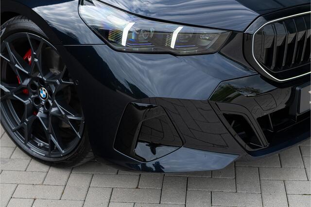 BMW 5-SERIE Touring 550e xDrive M-Sport Pro ACC M Stoel Bowers&Wilkens Pano Acc Headup Stoelvent. Shadow Trekhaak