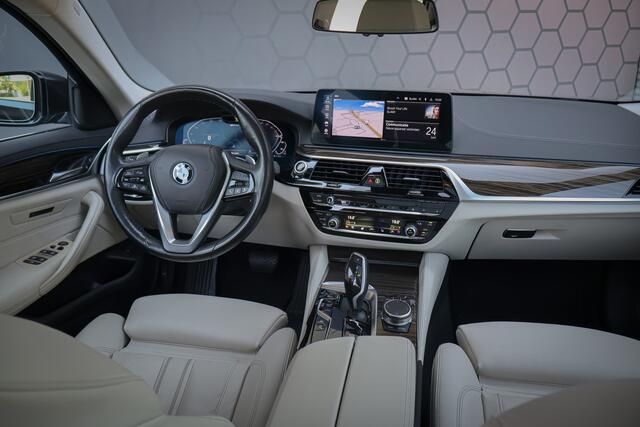 BMW 5-SERIE Touring 530e Business Edition Plus ADAPTIVE | MEMORY | STOELVERWARMING VOOR + ACHTER | PANORAMADAK | CARPLAY | LASERLIGHTS | HEAD UP | TREKHAAK |