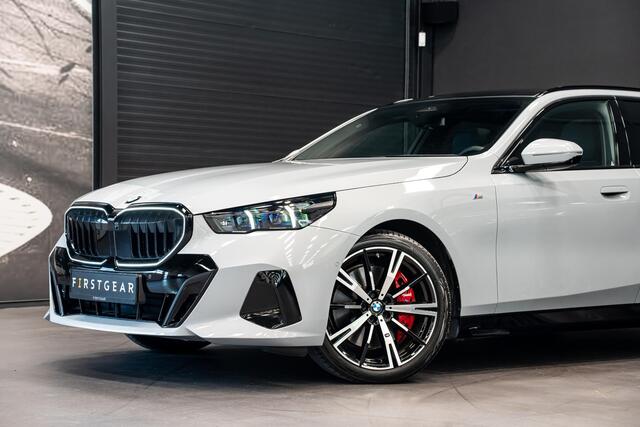 BMW 5-SERIE Touring 540d xDrive *M-Sport Pro / Panorama / Harman-Kardon / HUD / Surround-view*