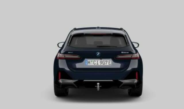 BMW 5-SERIE Touring 550e xDrive M Sport Pro - Trekhaak - Panoramadak - Driving/Parking Assistant Professional - Harman Kardon - Head up - Comfort Access - Iconic Glow - Comfort Pack -